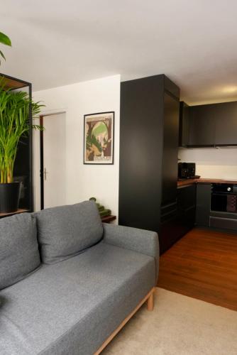 HappyLaax - Elegant Design Studio with Pool, Sauna, and Private Parking