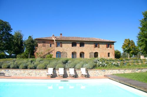 une villa avec une piscine en face d'une maison dans l'établissement Villa Santa Virginia, à Sienne