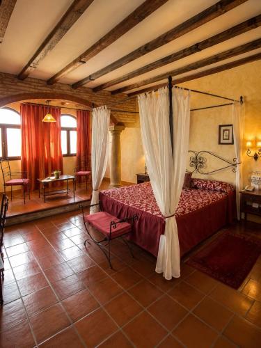 ein Schlafzimmer mit einem Himmelbett in der Unterkunft Hotel Real Castillo in La Guardia