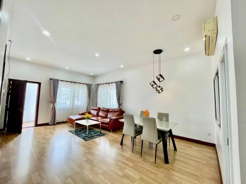 a living room with a table and a couch at Pkar Thmor Siem Reap Guest House in Phumĭ Réach Born (2)