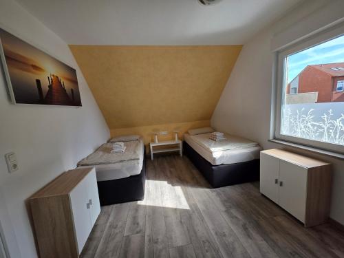 a room with two beds and a window at Ferienwohnung Bruhn in Meldorf