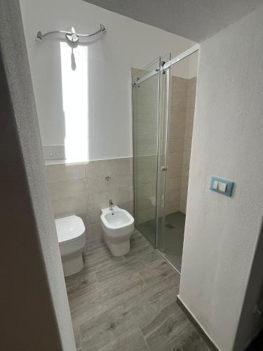 a bathroom with a shower and a toilet and a sink at Casa Fellini - Giardino e parcheggio gratuito in Venturina Terme