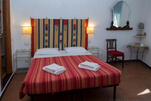 una camera da letto con un letto con due asciugamani sopra di A Cà Da Nonna Di Callo Luca a Vernazza