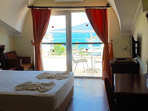 ein Hotelzimmer mit Bett und Meerblick in der Unterkunft Marmaris Alkan Hotel in Marmaris