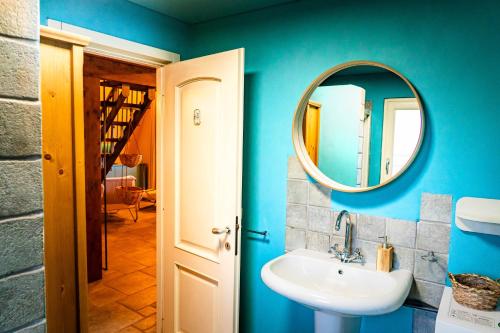 a bathroom with a sink and a mirror at Il Casotto tra i Vigneti in Nizza Monferrato