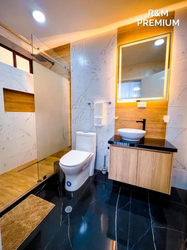 a bathroom with a white toilet and a sink at El rincón de Valentina in Pelileo