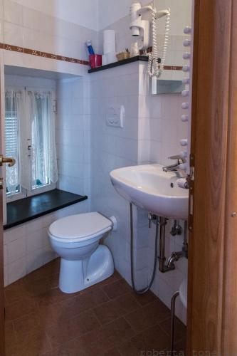 un bagno bianco con un water e un lavandino di A Cà Da Nonna Di Callo Luca a Vernazza