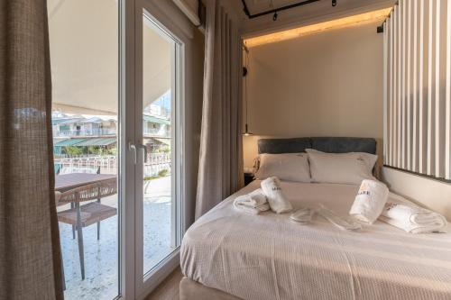 Stylish Apartment-Large Sunny Balcony-Central Pagrati-MARE Luxury Suites B