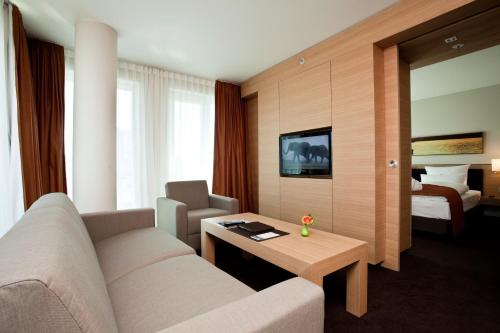 TV a/nebo společenská místnost v ubytování ATLANTIC Hotel Kiel