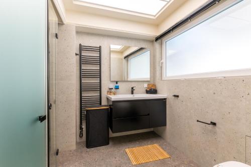 Stylish Apartment-Large Sunny Balcony-Central Pagrati-MARE Luxury Suites B