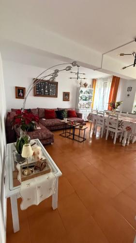 a living room with a couch and a table at Apartamento MILA centro in Comillas