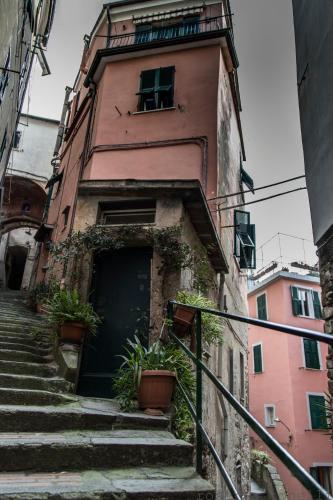 un edificio con scale che conducono a una porta di A Cà Da Nonna Di Callo Luca a Vernazza