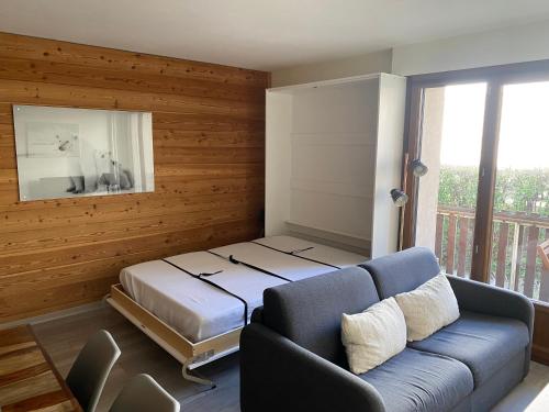 a living room with a couch and a bed at Résidence du parc in Briançon