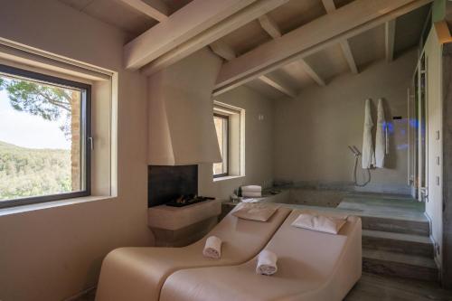 a bathroom with a couch and a tub in a room at I Borghi dell'Eremo in Piegaro