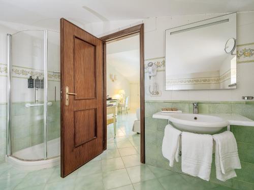 a bathroom with a sink and a shower at Hotel Iaccarino in SantʼAgata sui Due Golfi