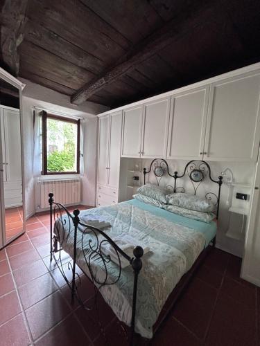 a bedroom with a large bed in a room at Il Sasso appartamento in Orta San Giulio