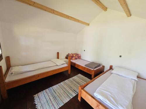 a room with two beds in a room at BORA- Popas Turistic casute de vacanta in Fîrdea