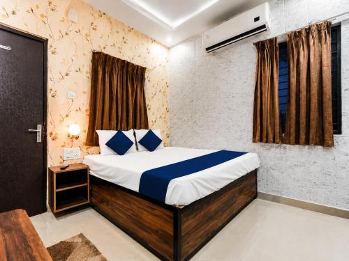 a hotel room with a bed and a window at Hotel NDH 47 in Korādih