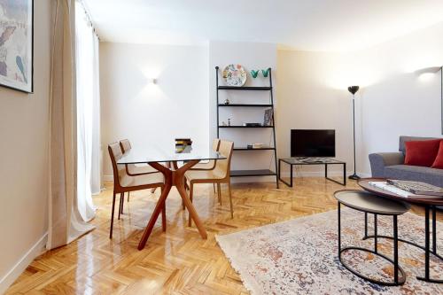 Stylish Apartment by Plaza Santa Ana