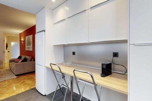 Stylish Apartment by Plaza Santa Ana