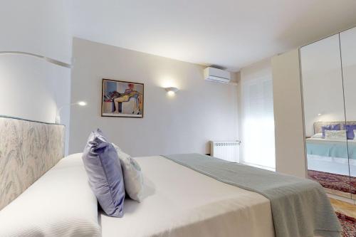 Stylish Apartment by Plaza Santa Ana