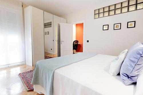 Stylish Apartment by Plaza Santa Ana
