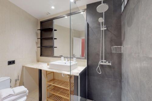 Stylish Apartment by Plaza Santa Ana