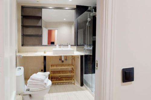 Stylish Apartment by Plaza Santa Ana