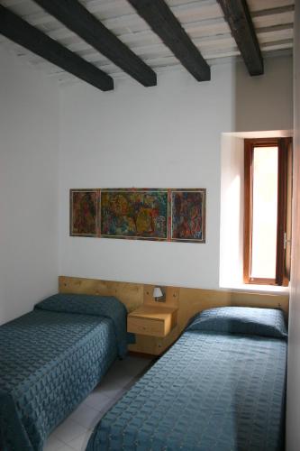 トラーパニにあるAppartamento Acquamarinaのベッドルーム1室(ベッド2台、窓付)