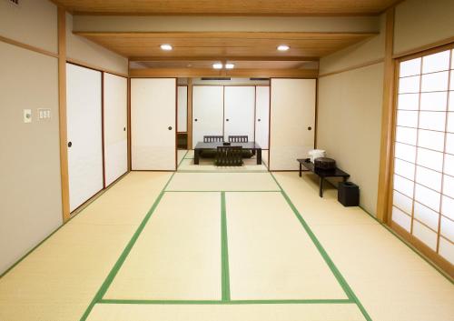an empty room with a tennis court on the floor at Ariston Hotel Kobe in Kobe