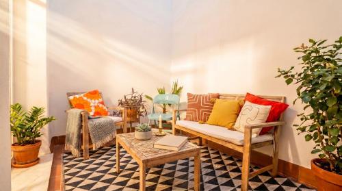Bright 2BR home with double patio Macarena
