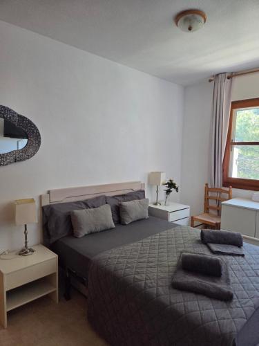 a bedroom with a bed with two pillows on it at Appartement calme et confort in La Florida