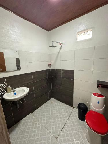 a bathroom with a toilet and a sink at El descanso del sol llanero in San Luis de Palenque