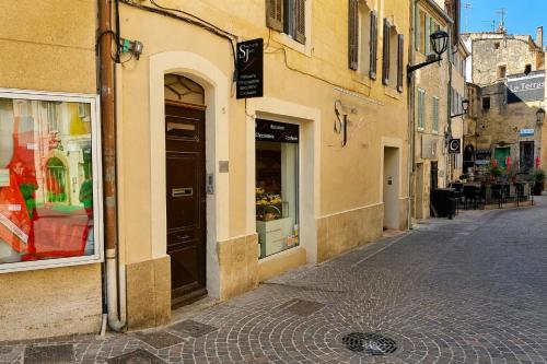 an empty street in a city with a building at Casa Salon T2 Centre historique Wifi Climatisation in Salon-de-Provence