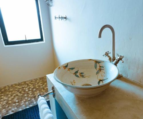 a bathroom with a bowl sink on a counter at Best for last resorts in Kalkheuvel