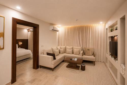 a living room with a couch and a bed at فندق حي الربوه Al Rabwah District Hotel in Tabuk
