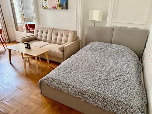A Luxurious Apartment Red with AC on Promenade des Anglais
