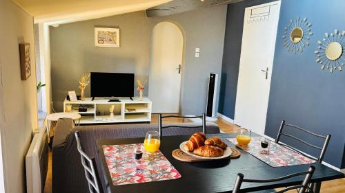 a dining room with a table with a plate of food at Zen Appartement Centre-ville historique in Niort
