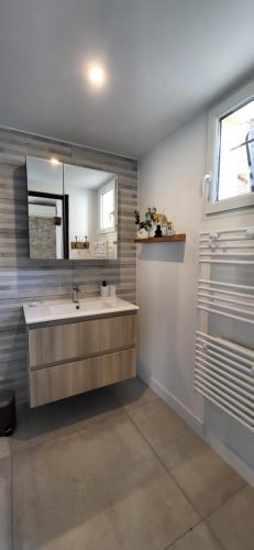 a bathroom with a sink and a mirror at La Cigale dans l'Olivier in Vernègues