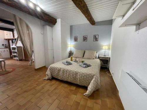 a bedroom with a bed in a room at Studio de charme in Breil-sur-Roya