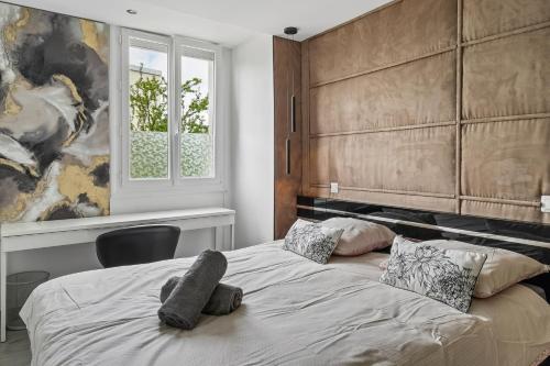 a bedroom with a large bed with two pillows on it at Pop Eurexpo - Parking Privé, Terrasse, Climatisation in Bron