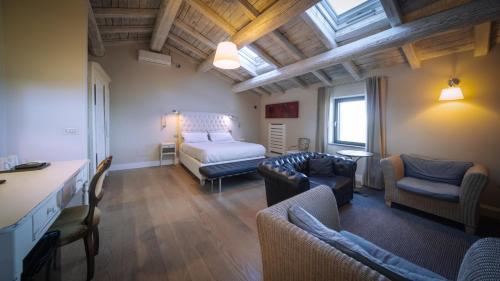 ein Wohnzimmer mit einem Bett und einer Couch in der Unterkunft Misia Resort in Orvieto