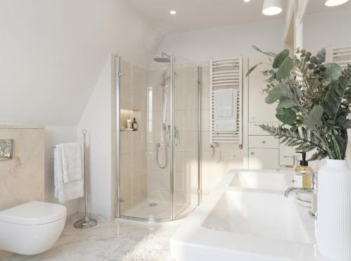 a bathroom with a shower and a sink and a toilet at Golden Villa Kraków - Stylowa Willa z Ogrodem i Grillem in Węgrzce