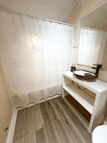 a bathroom with a sink and a mirror at Ola in Puchuncaví