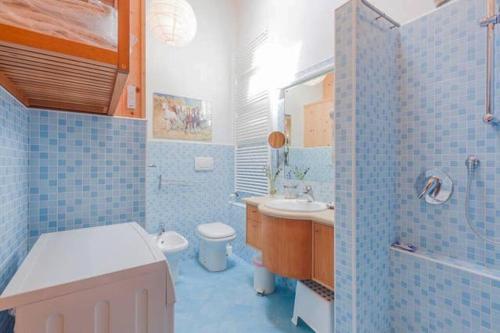 a bathroom with a toilet and a sink and a shower at La Casa Trasparente - locazioni brevi in Arcugnano