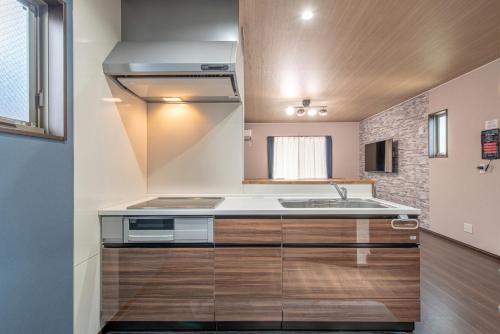 a kitchen with a sink and a counter top at メリエイト三崎通 in Kuwana