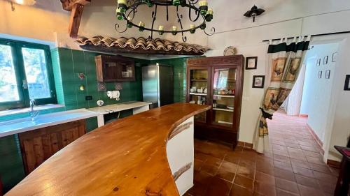 eine große Küche mit einer großen Holzarbeitsplatte in der Unterkunft Villette Monte Alto in Patti