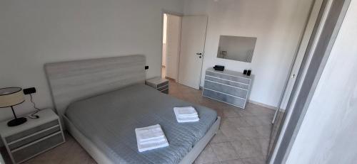a small bedroom with a bed and a mirror at casArona in Arona