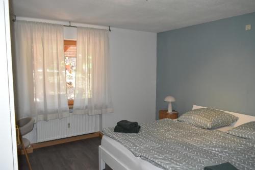 a bedroom with a bed and a window at Ferienwohnung Carlo in Bindlach