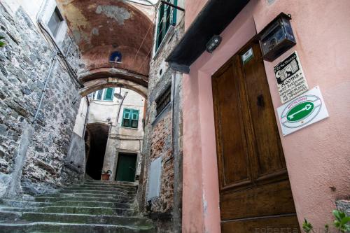 un callejón con escaleras y una puerta de madera en A Cà Da Nonna Di Callo Luca, en Vernazza